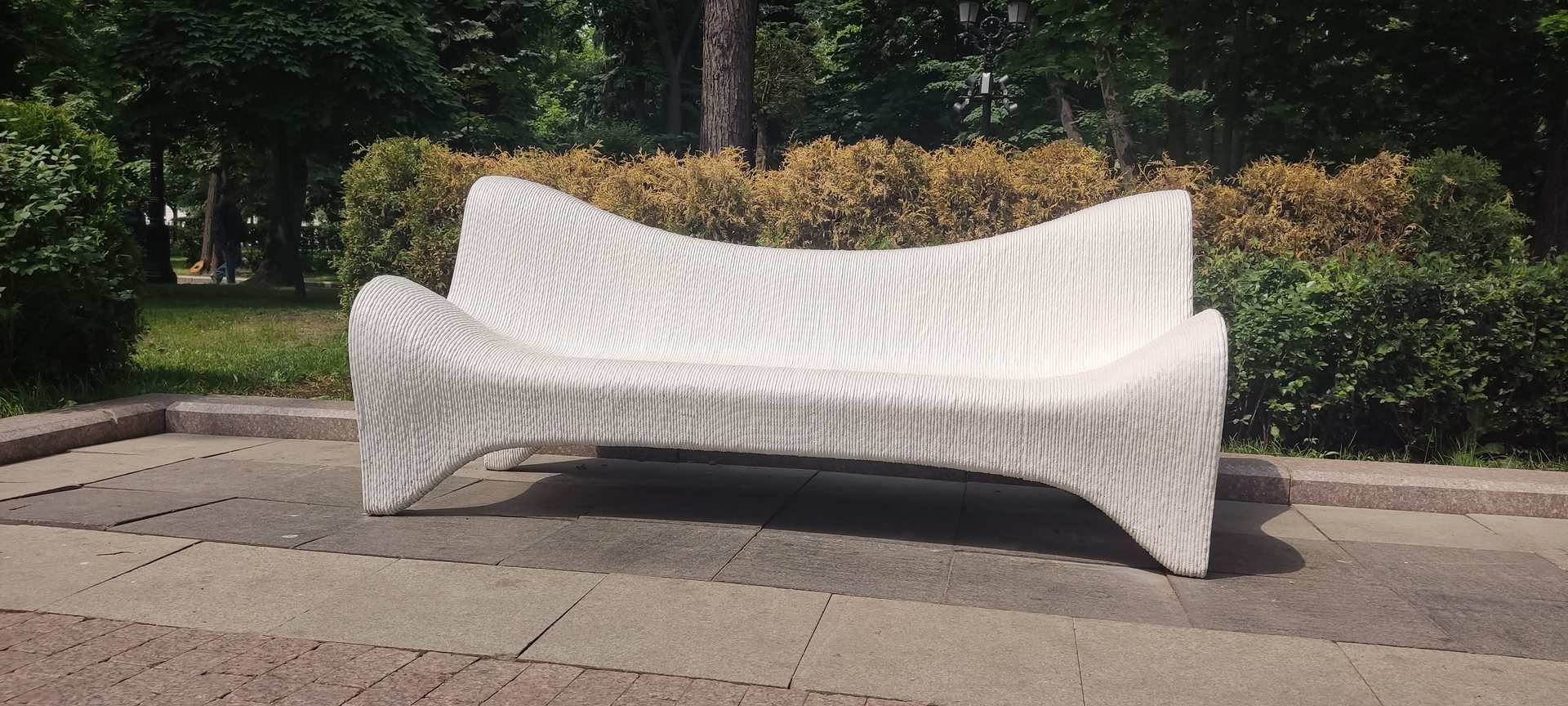 Пример применения бетонной 3D-печати в городской мебели