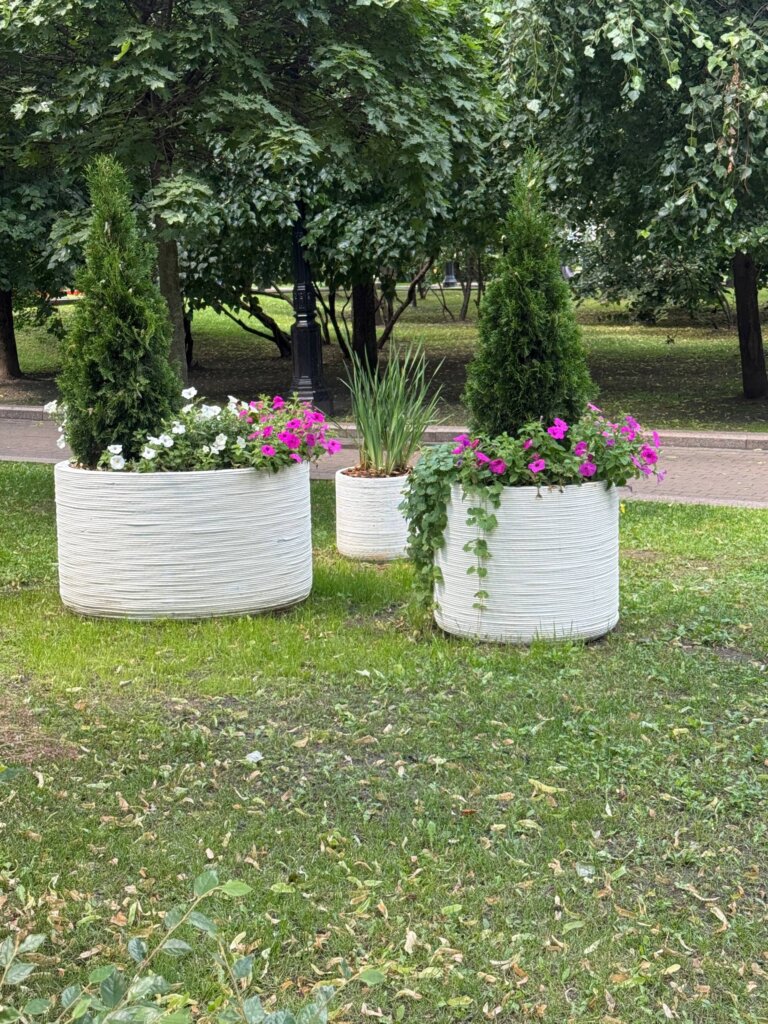 Делимся свежими фото наших вазонов и скамеек из Нарышкинского сквера в Москве. Есть несколько новых моделей, но большинство МАФ были напечат